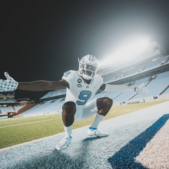 Men's Jordan UNC Tarheels Team Issued Vapor Football Jet 7.0 Gloves - Picture 5 of 12
